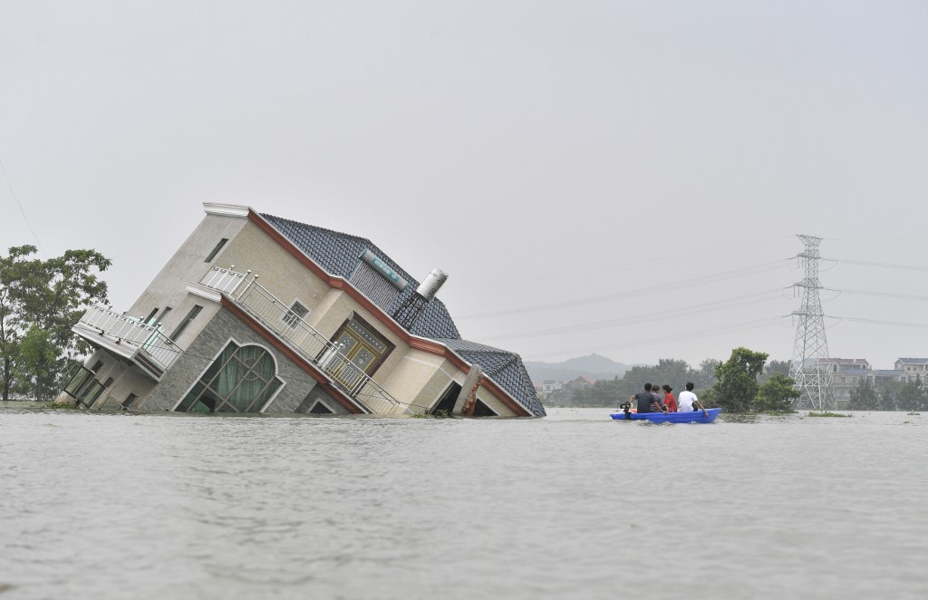 Poyang Lake is down to a fifth of its usual size because of the heatwave that has struck the Yangtze River basin this year.