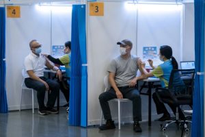 Hong Kong Leader Apologises for Covid-19 Testing Chaos