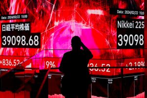 US Yields Drag on Nikkei, Hang Seng Drops on Quake Chip Fears