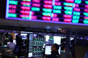 Hang Seng Dips as Property, Tech Drag; Yen Weighs on Nikkei