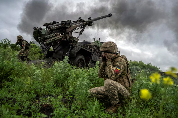 Ukrainian service members of the 55th Separate Artillery Brigade fire